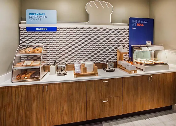 Express & North Shore By Ihg Hotel