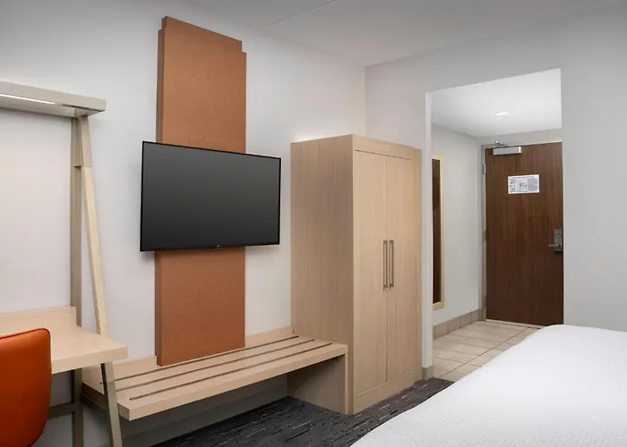 Express & North Shore By Ihg Hotel 4*