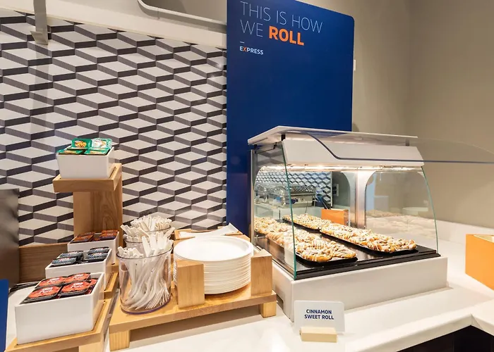 Express & North Shore By Ihg Hotel 4*