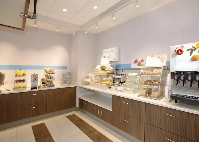 Express & North Shore By Ihg Hotel