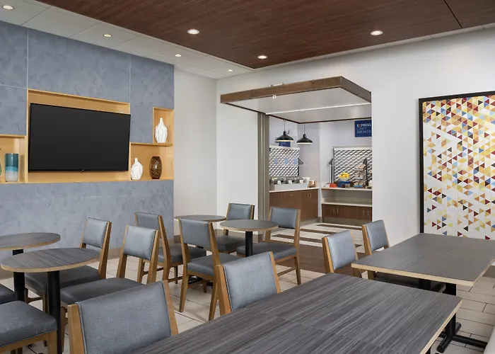 Express & North Shore By Ihg Hotel