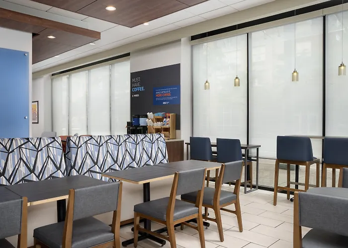 Express & North Shore By Ihg Hotel 4*