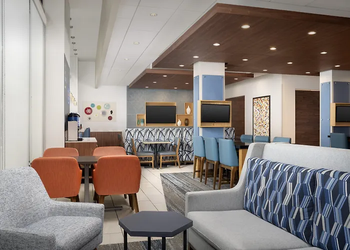 Express & North Shore By Ihg Hotel