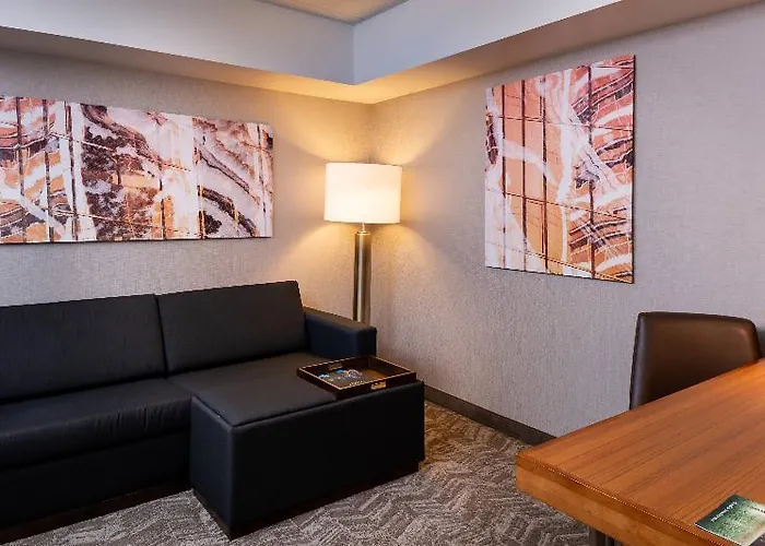 Express & North Shore By Ihg Hotel