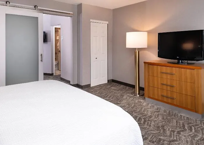 Express & North Shore By Ihg Hotel 4*